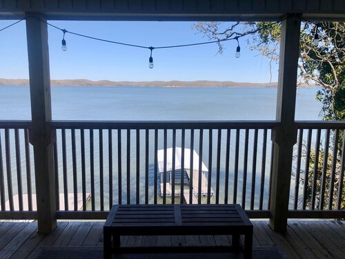 Welcoming and Cozy 2 bedroom KY lake cottage * Beautiful Views!