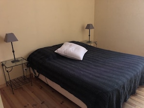3 habitaciones, tabla de planchar con plancha, wifi y ropa de cama
