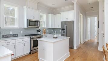 冷蔵庫、電子レンジ、オーブン、コンロ