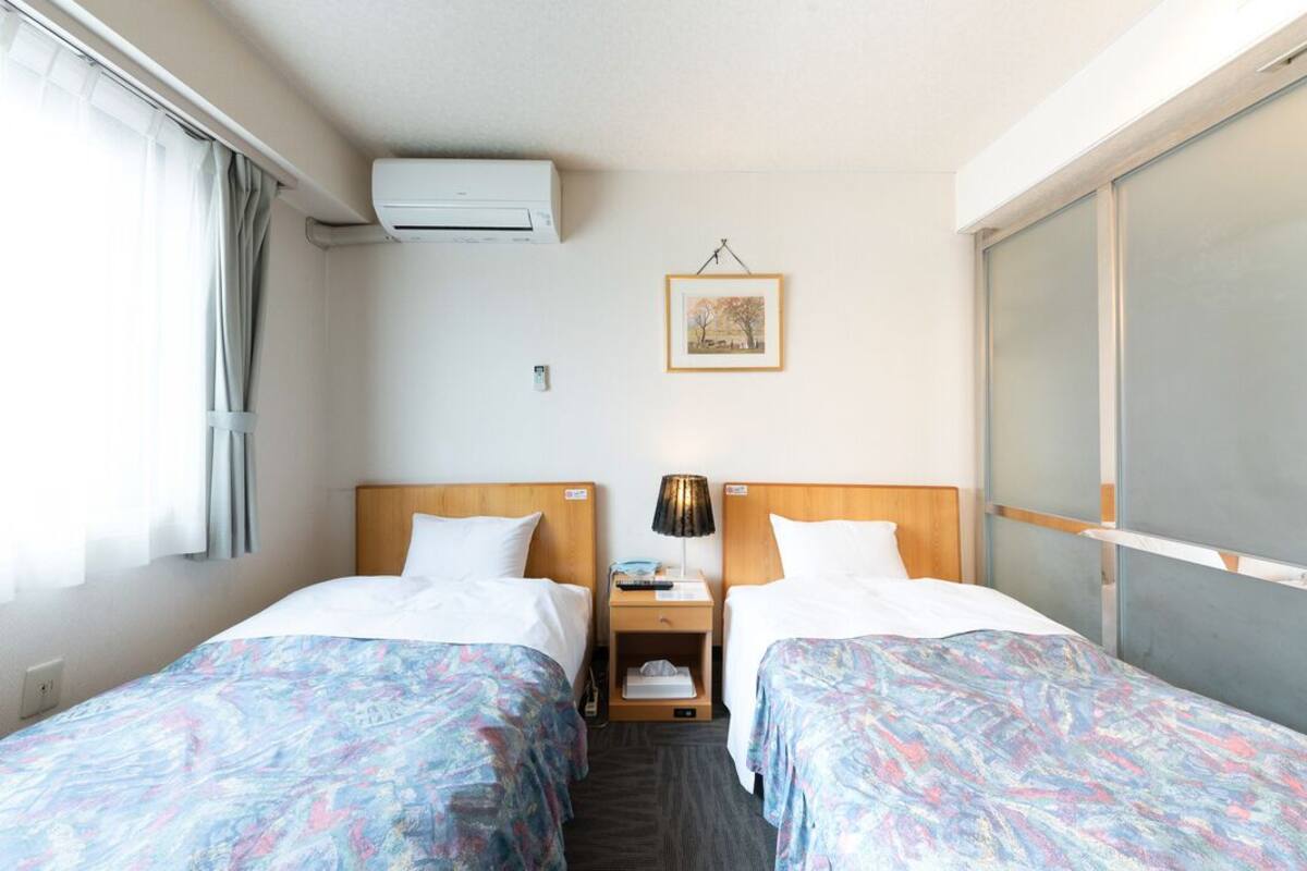 Escritorio, tabla de planchar con plancha, wifi gratis y ropa de cama
