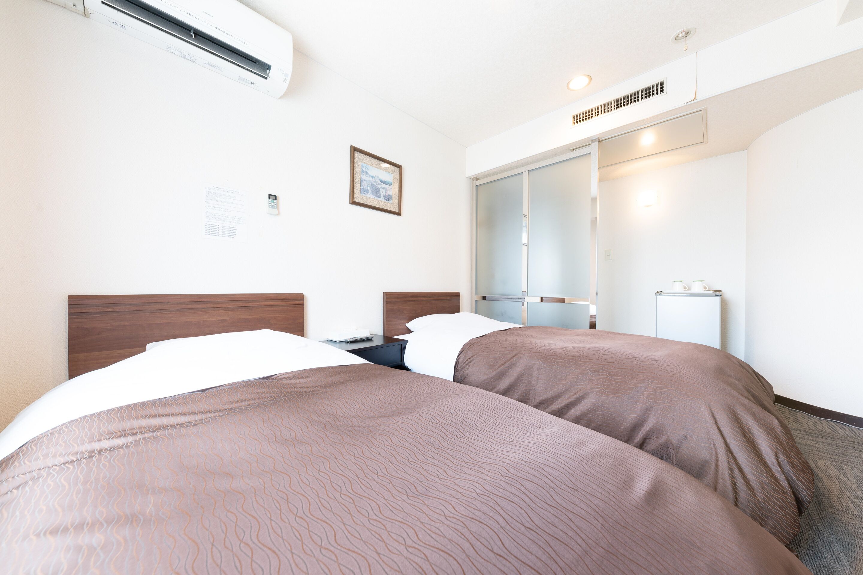 Habitación con 2 camas individuales, para fumadores | Escritorio, tabla de planchar con plancha, wifi gratis y ropa de cama 