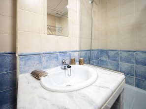 Secador de pelo, bidet, toallas