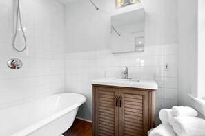 Bathtub, hair dryer, towels, soap -  Recently Renovated Retreat for 5 Travelers (Culver City)