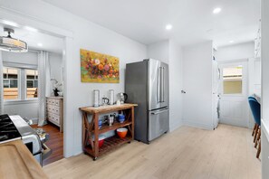 Fridge, microwave, stovetop, dishwasher -  Recently Renovated Retreat for 5 Travelers (Culver City)