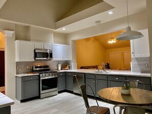 Jääkaappi, mikroaaltouuni, uuni, liesi