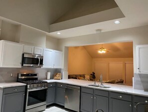 Jääkaappi, mikroaaltouuni, uuni, liesi