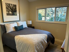 2 bedrooms, desk, WiFi, bed sheets - Estevan/Willows House (Victoria)