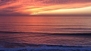 En la playa, camastros y toallas de playa