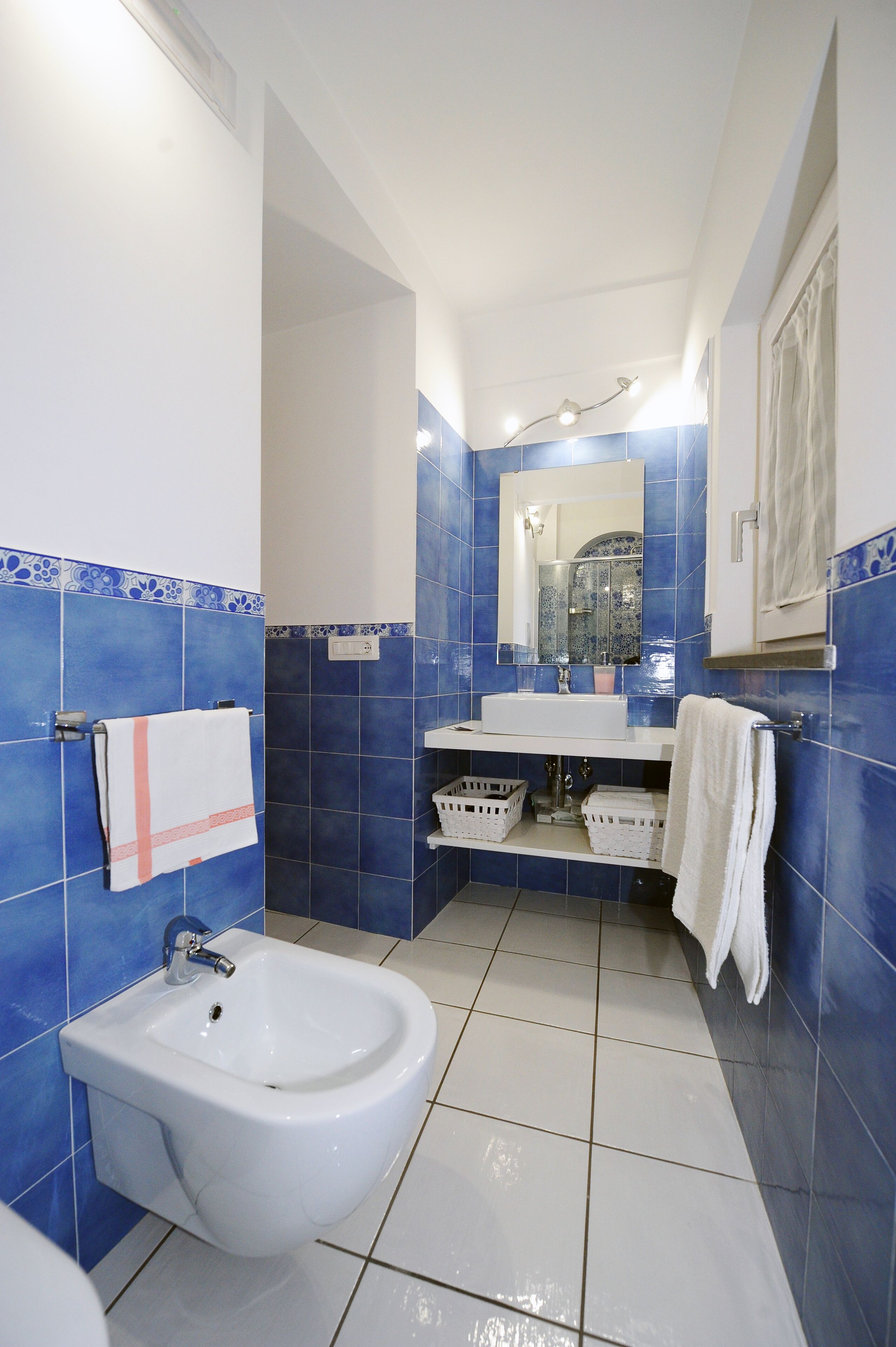 Een douche, een haardroger, een bidet, handdoeken