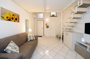 TV - Cozy home in a historic building in the heart of Amalfi, steps from the sea (AMALFI)