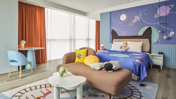 Phòng Deluxe, 1 giường cỡ queen | Trang trí khác biệt, trang bị nội thất với thiết kế riêng biệt, bàn