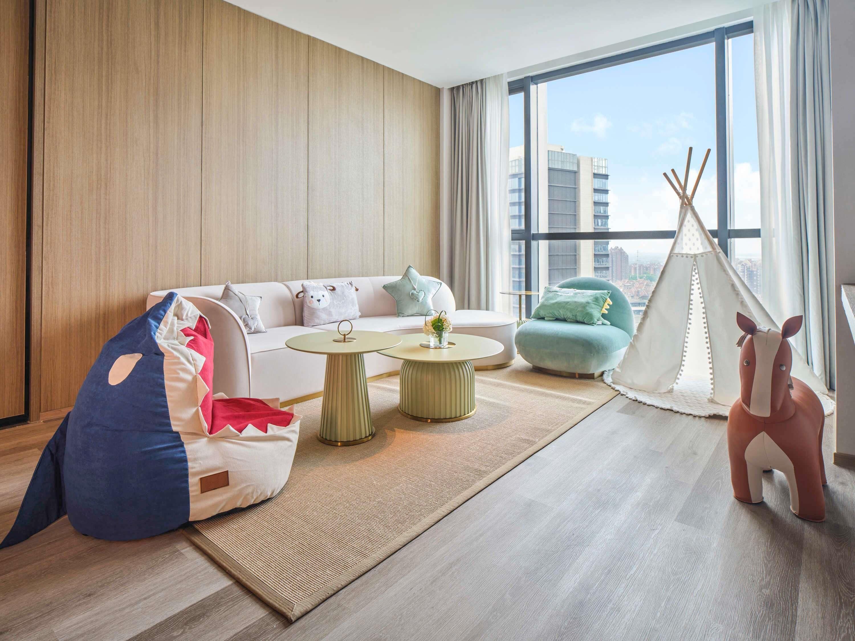 Svit Deluxe - 1 kingsize-säng | Individuell inredning, unika möbler, skrivbord och arbetsyta för laptop