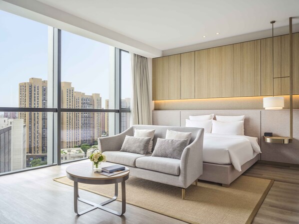 Quarto superior, 1 cama King | Individualmente decorados, individualmente mobiliados, escrivaninha