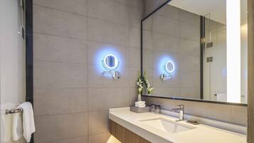 Douche, douche hydromassante, articles de toilette gratuits