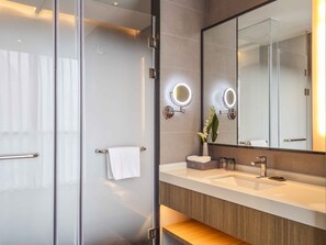 Douche, douche hydromassante, articles de toilette gratuits
