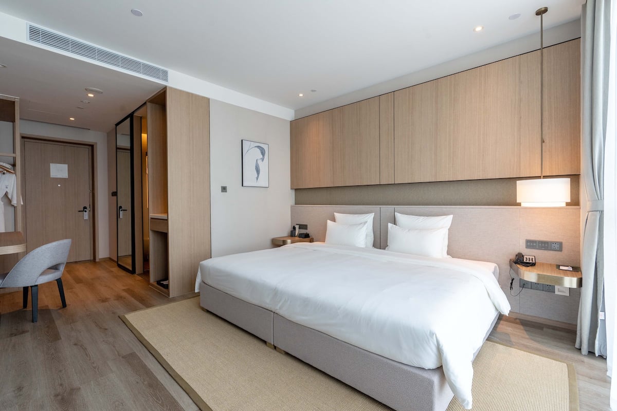 Standaard kamer, 1 kingsize bed | Individueel gedecoreerd, individueel gemeubileerd, een bureau