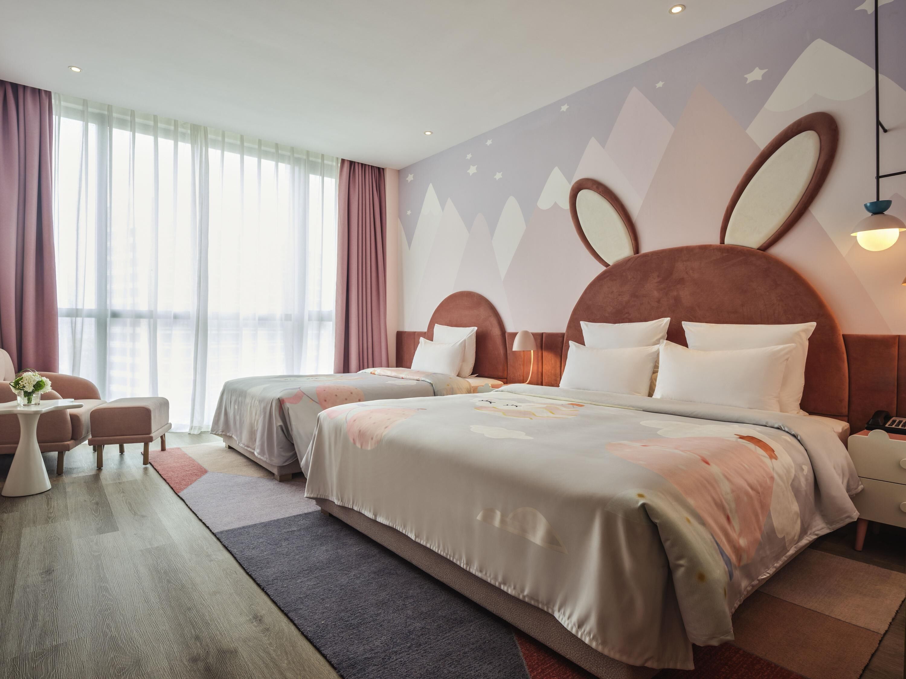 Suite Deluxe, 1 très grand lit | Décor unique, ameublement unique, bureau