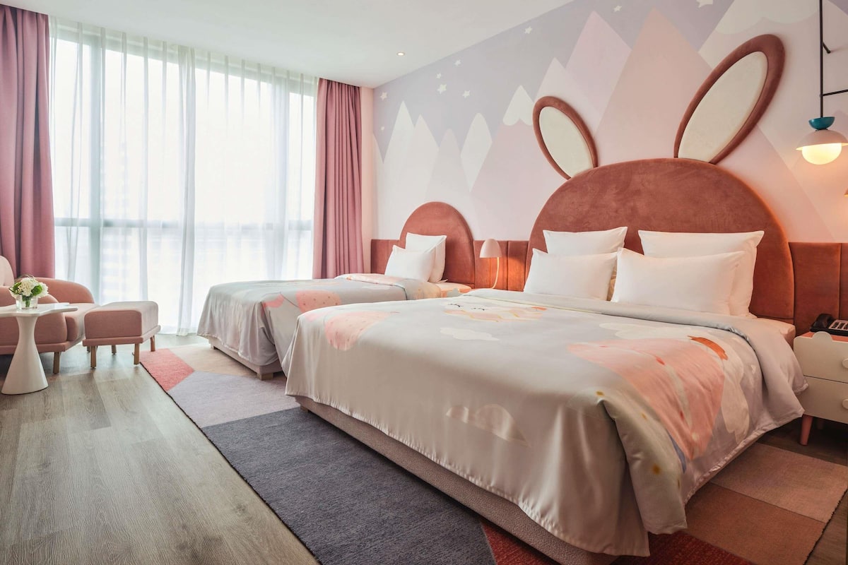 Deluxe Suite, 1 King Bed | Individually decorated, individually furnished, desk, laptop workspace