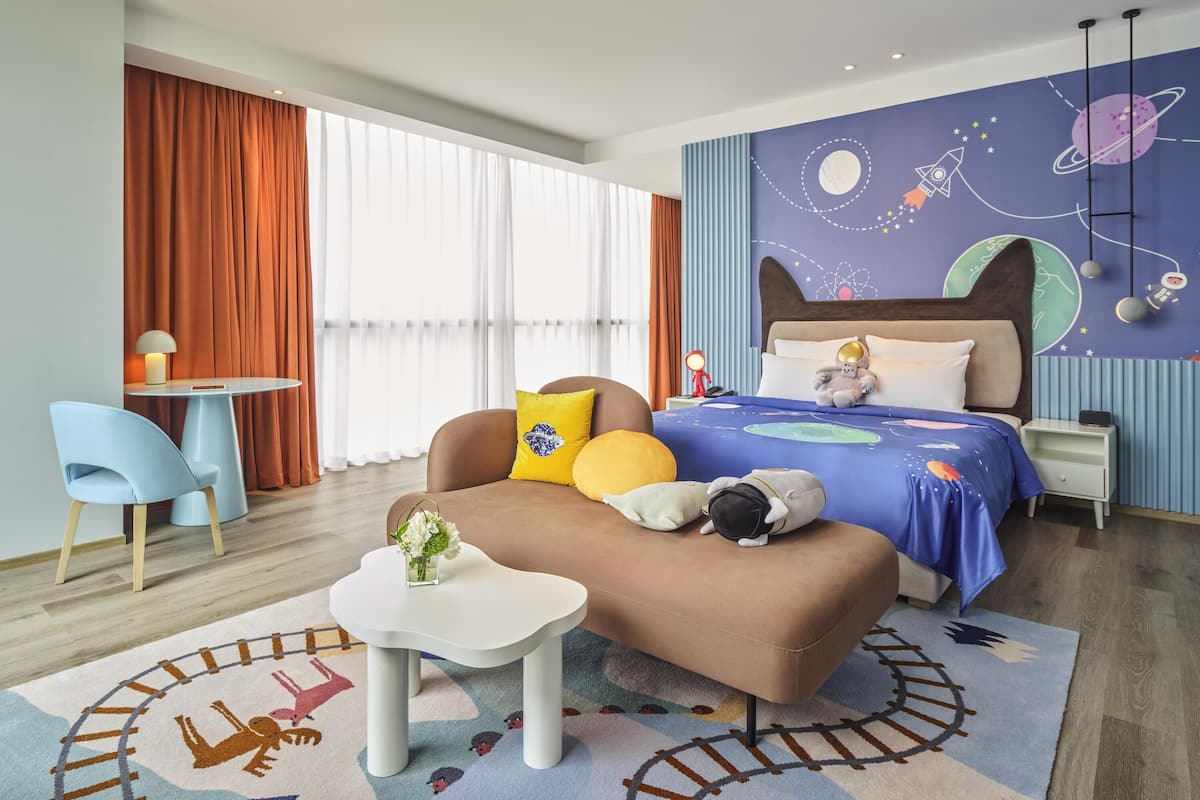 Habitación Deluxe, 1 cama Queen size | Decoración personalizada, muebles diferentes y escritorio