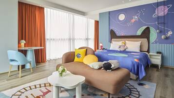 Deluxe-Zimmer, 1 Queen-Bett | Individuell dekoriert, individuell eingerichtet, Schreibtisch