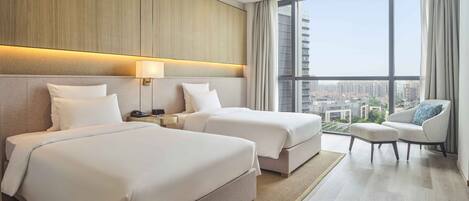 1 habitación, decoración personalizada, muebles diferentes y escritorio