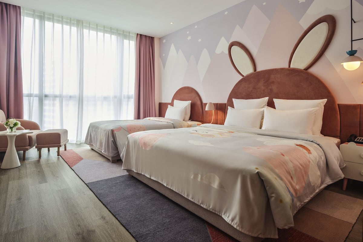 Deluxe suite, 1 kingsize bed | Individueel gedecoreerd, individueel gemeubileerd, een bureau