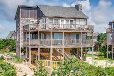 Oceanfront Bliss w/ outdoor pool, hot tub and beds made !