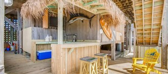 Oceanfront Bliss w/ outdoor pool, hot tub and beds made !