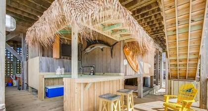 Oceanfront Bliss w/ outdoor pool, hot tub and beds made !