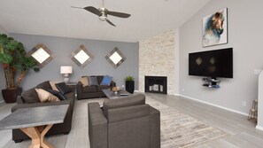 Studio (5 Bedrooms) | Wohnbereich | 50-Zoll-Fernseher mit Kabelempfang