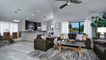 Studio (5 Bedrooms) | Ruang tamu | 50 inci televisyen dengan kabel