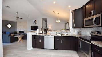 Studio (5 Bedrooms) | Private kitchen | Fridge, microwave, oven, stovetop