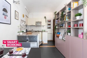 Réfrigérateur, four, bouilloire électrique, grille-pain