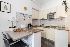 Kühlschrank, Ofen, Wasserkocher, Toaster