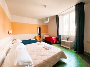 Vierpersoonskamer | Een bureau, gratis wifi, beddengoed