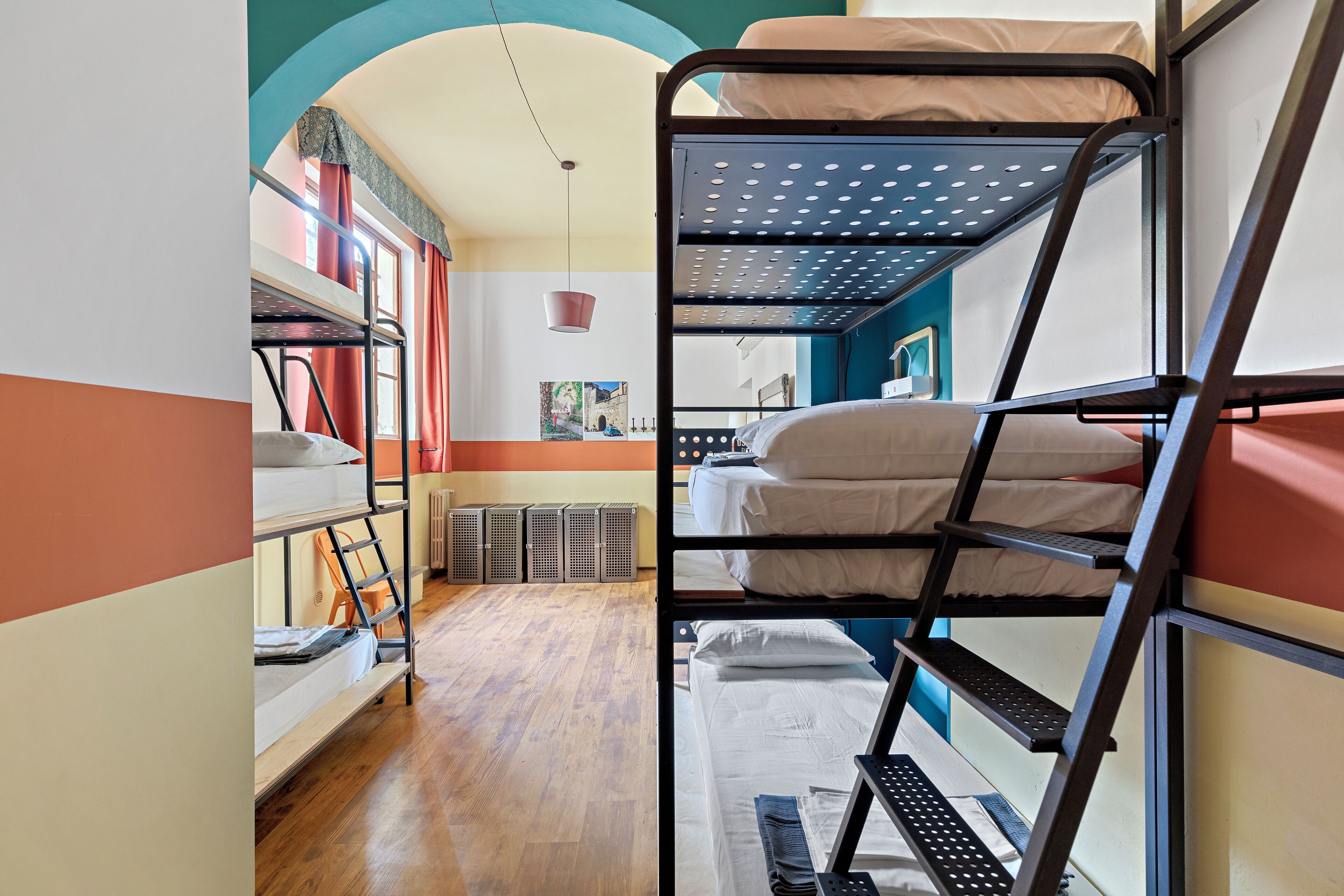 Meja kerja, Wi-Fi gratis, dan seprai linen