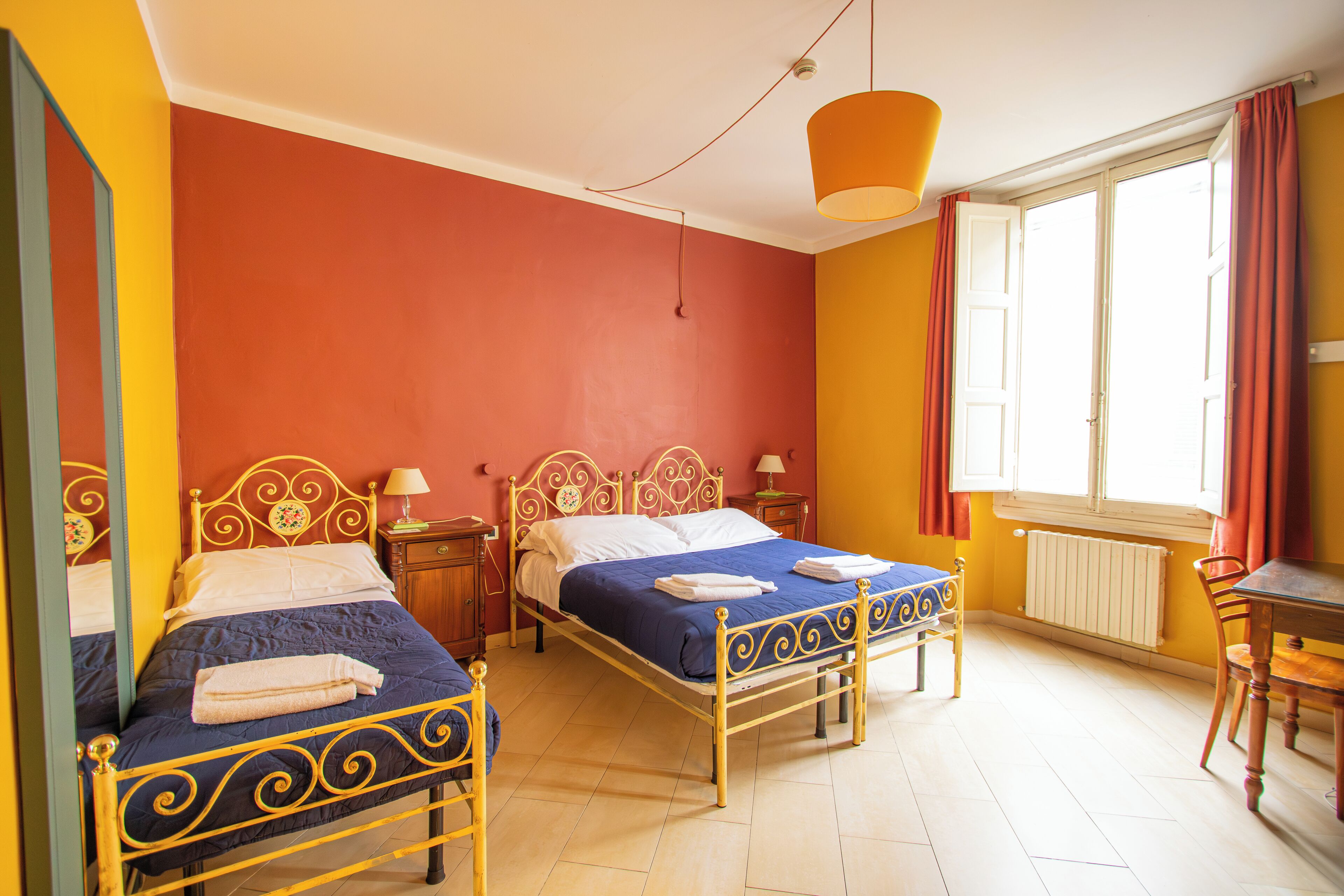 Cubrecamas, escritorio y espacio para trabajar con laptop 