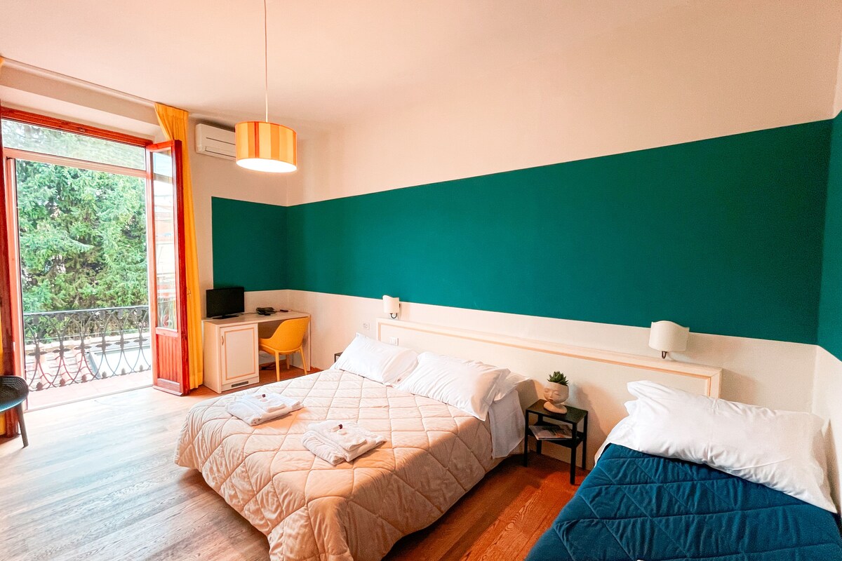 Une chambre avec deux lits, un bureau et une chaise.