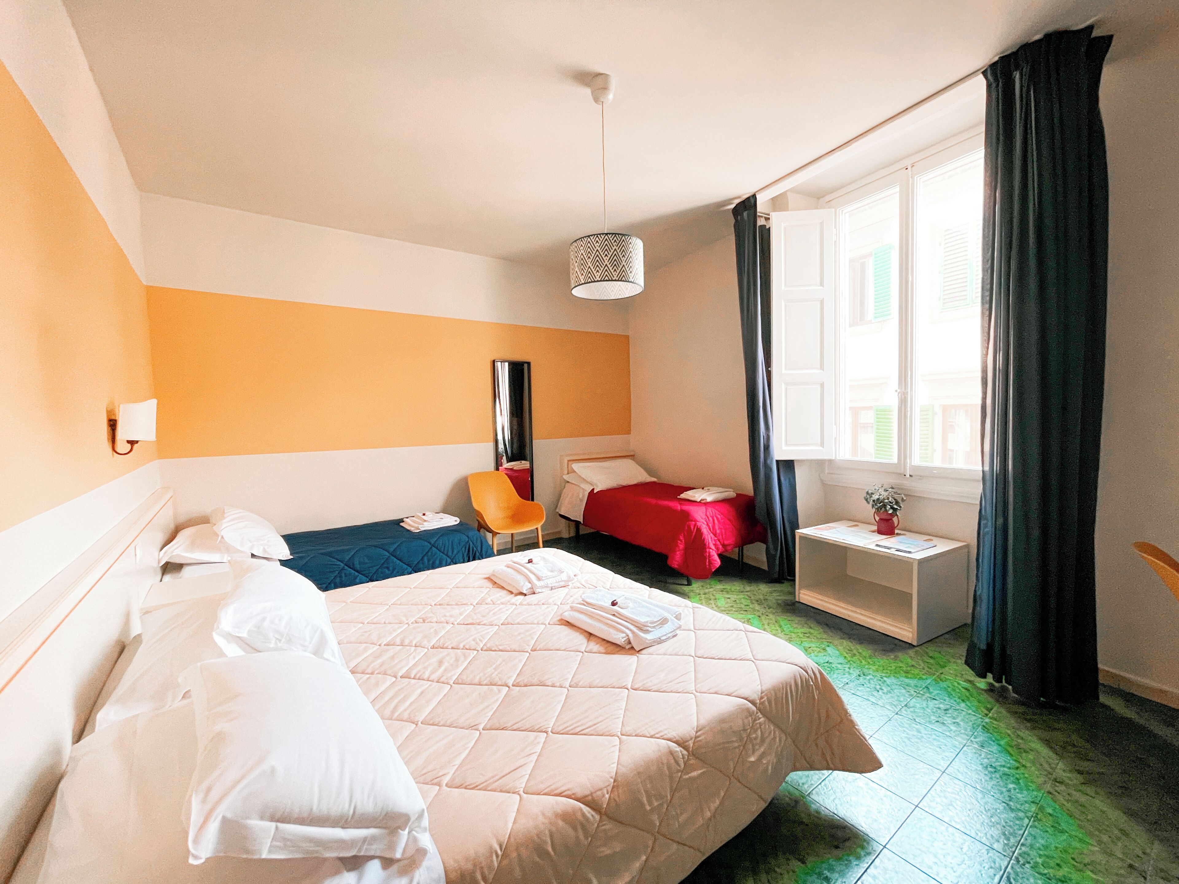 Cubrecamas, escritorio y espacio para trabajar con laptop 