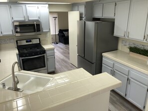 冰箱、微波炉、烤箱、炉灶