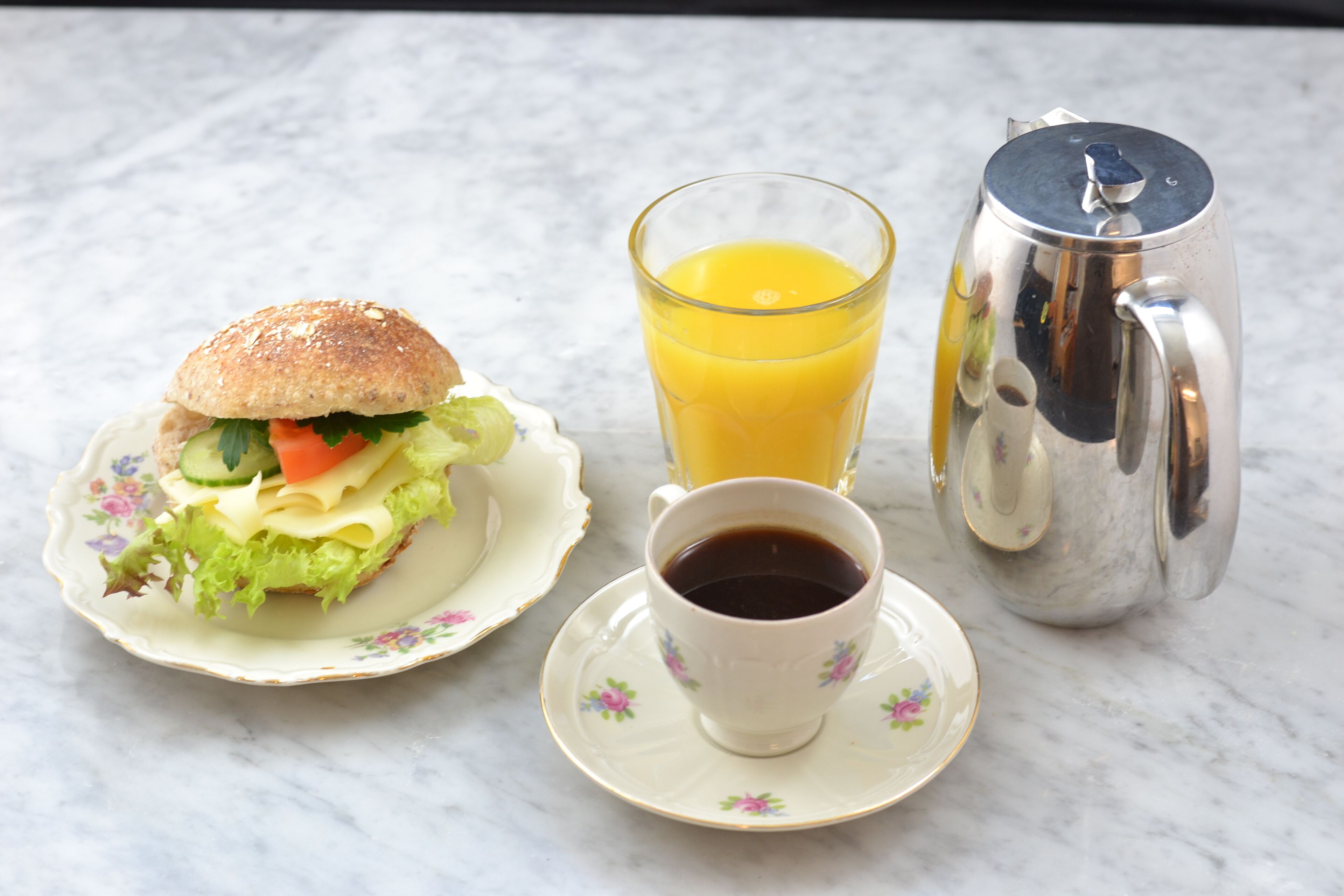 daily to-go breakfast (sek 100 per person)