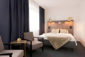 Deluxe-Studio | Hochwertige Bettwaren, laptopgeeigneter Arbeitsplatz