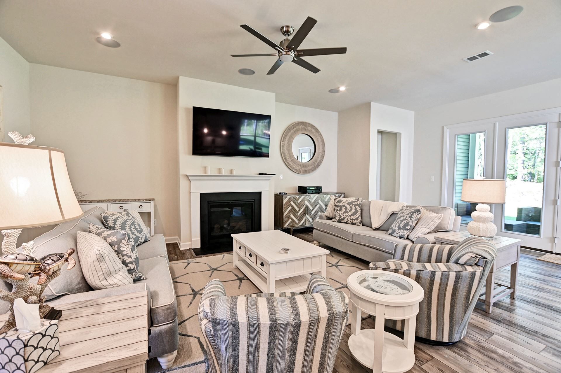 Beautiful 5 bed/4 bath House in the Ocean View Beach Club Community! Wifi Available, Pool, Fitness Center, Sauna, Weekend Beach Shuttle!