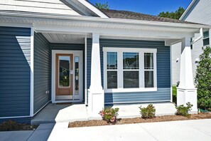 Exterior detail - Beautiful 5 bed/4 bath House in the Ocean View Beach Club Community! Wifi Available, Pool, Fitness Center, Sauna, Weekend Beach Shuttle! (Ocean View)