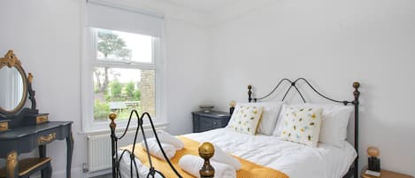 2 bedrooms, iron/ironing board, travel cot, free WiFi