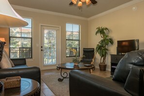 Apartamento, varias camas, bañera de hidromasaje, vistas al campo de golf | Sala de estar | Televisión de 42 pulgadas con canales por cable