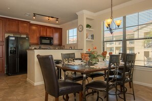 Apartamento, varias camas, bañera de hidromasaje, vistas al campo de golf | Cocina privada | Frigorífico, microondas, placa de cocina y lavavajillas