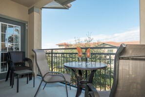 Apartment, Mehrere Betten, Whirlpool, Blick auf den Golfplatz | Balkon