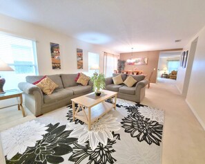 Casa, varias camas, alberca privada, vista al campo de golf | Sala de estar | Televisión de 42 pulgadas con canales por cable 