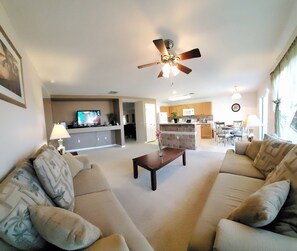 独立别墅, 多张床, 私人游泳池, 高尔夫景观 | 客厅 | 42-英寸电视 (配备有线频道)、MP3 基座